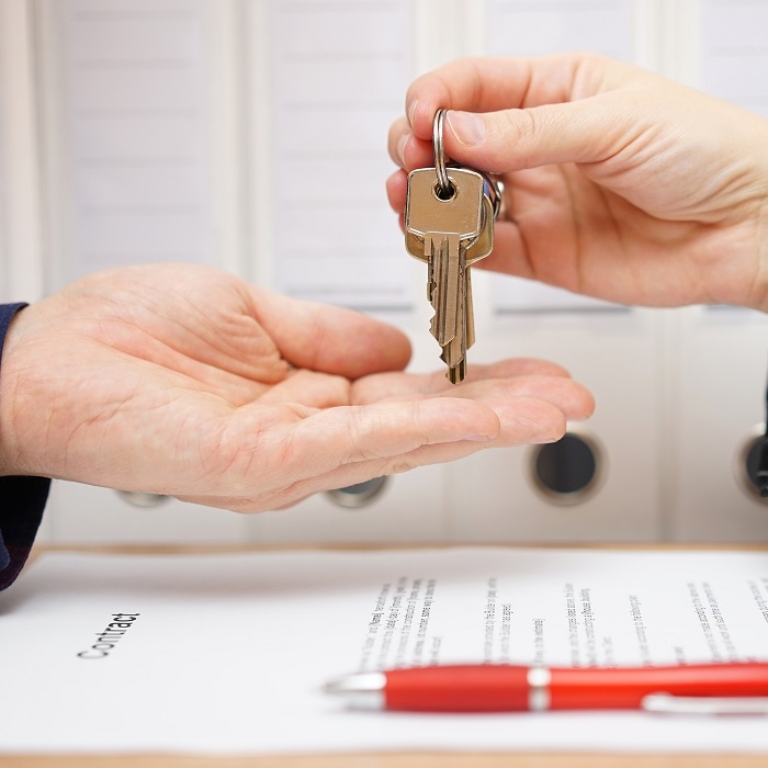 handing over keys while replacing your sales manager